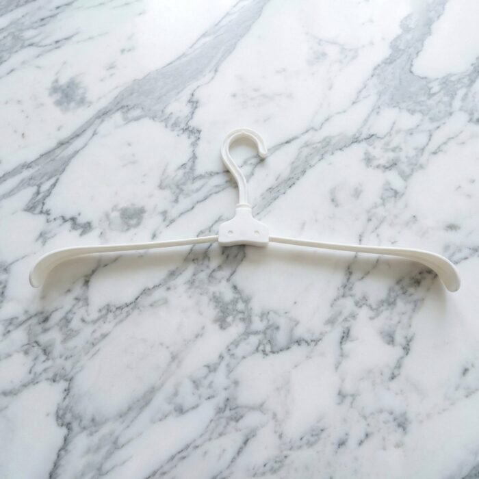 FoldingPlasticHangers-02.jpg
